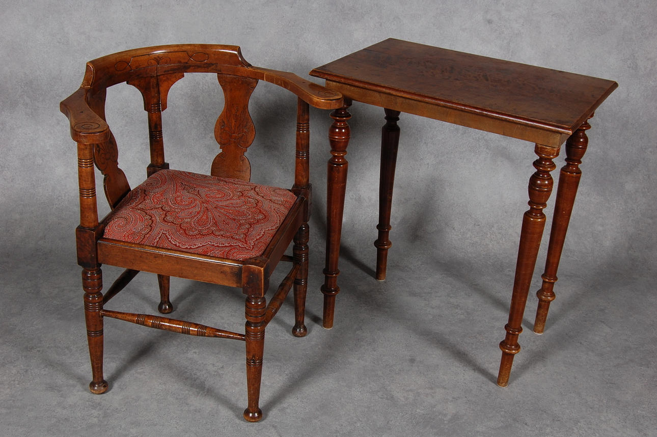 PUDERSTOL OCH BORD,1900-tal.