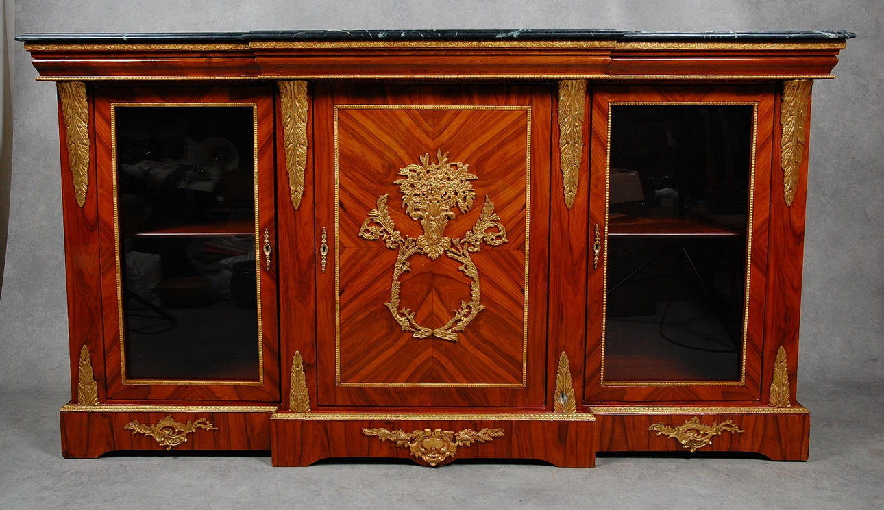 SKÄNKSKÅP, Louis XVI-stil, rikligt dekorerad med bronser, svart marmorskiva.