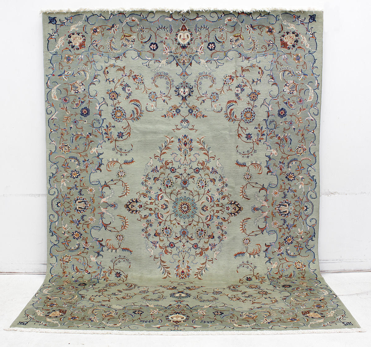 MATTA, Orientalisk, grön figural Keshan, 335 x 238 cm.