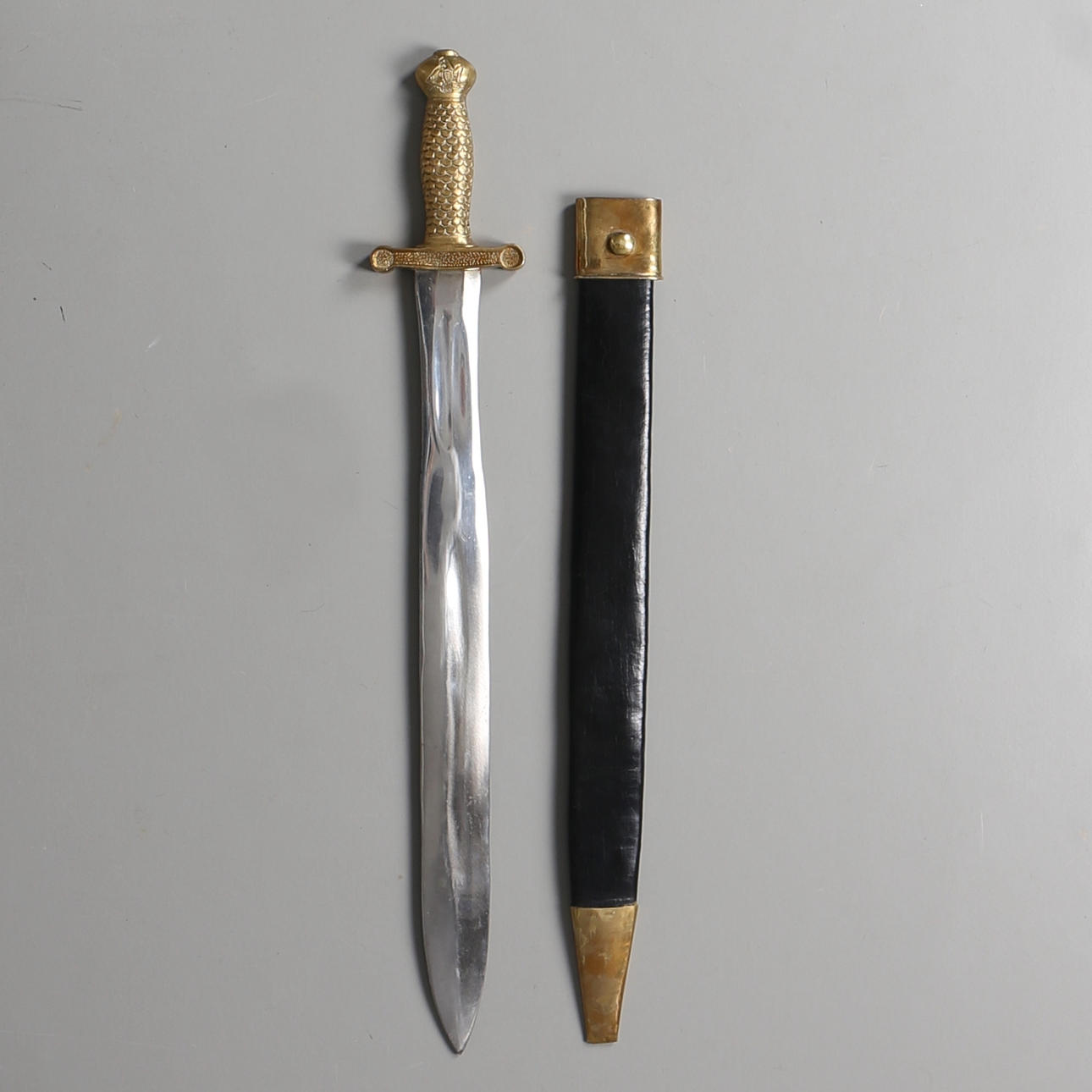 HUGGARE med balja av fransk modell, Replika 1900-tal .