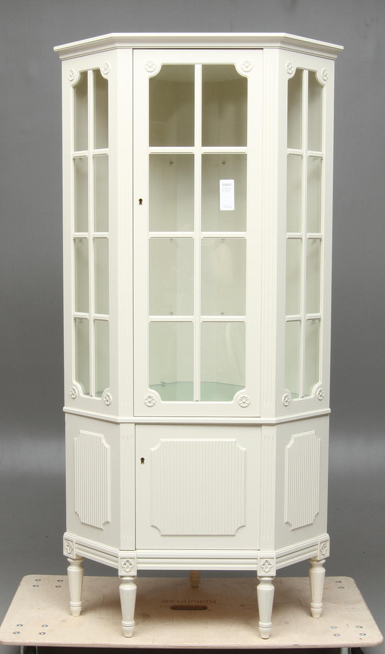 HÖRNVITRINSKÅP, gustaviansk stil, 1900-tal.