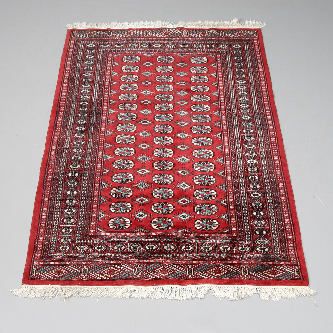 MATTA, Orientalisk, "Bochara", Pakistan. Mått 200 x 129 cm.