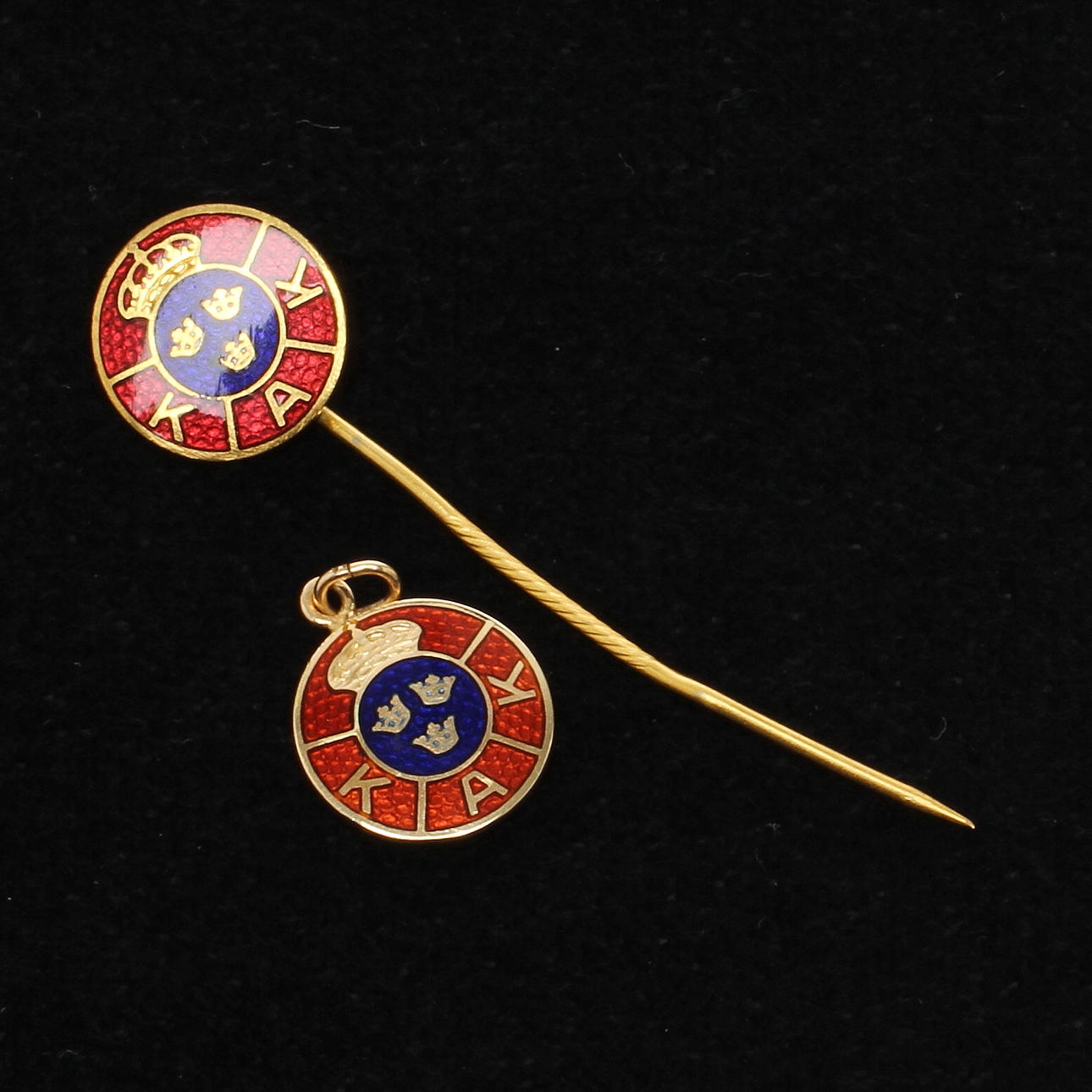 HÄNGE samt NÅLMÄRKE, Kungliga Automobilklubben, KAK, Hänge i 18 k guld.