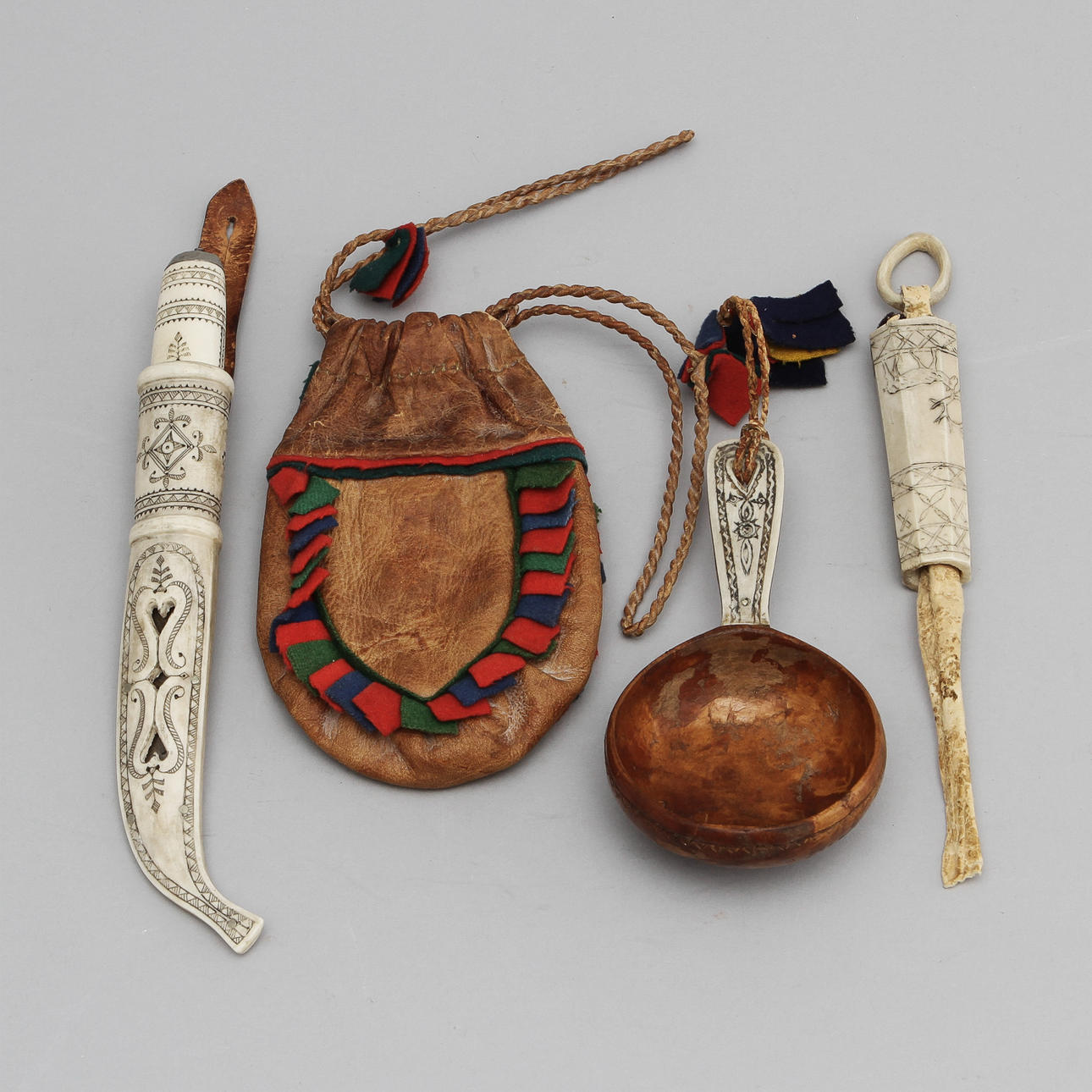 SAMEHANTVERK, skinn samt renhorm, 4 delar.