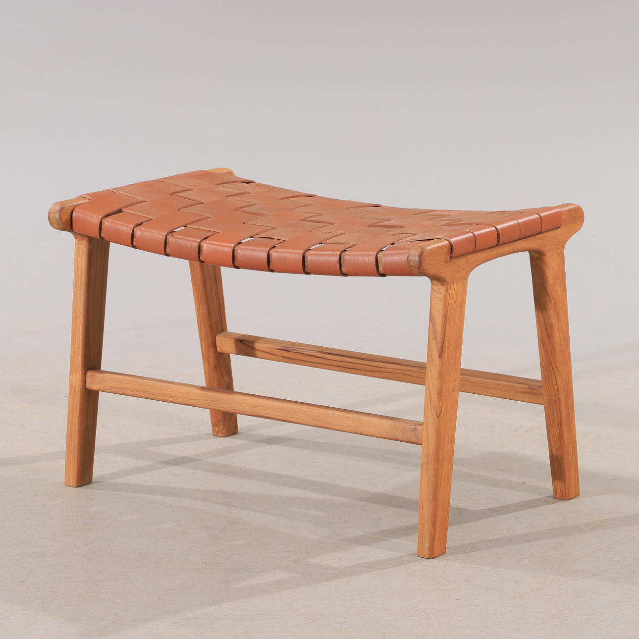 BÄNK, flätad skinnklädsel, samtida.