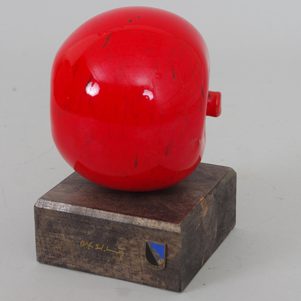 ALF EKBERG. Skulptur, rödglaserat stengods på träsockel.