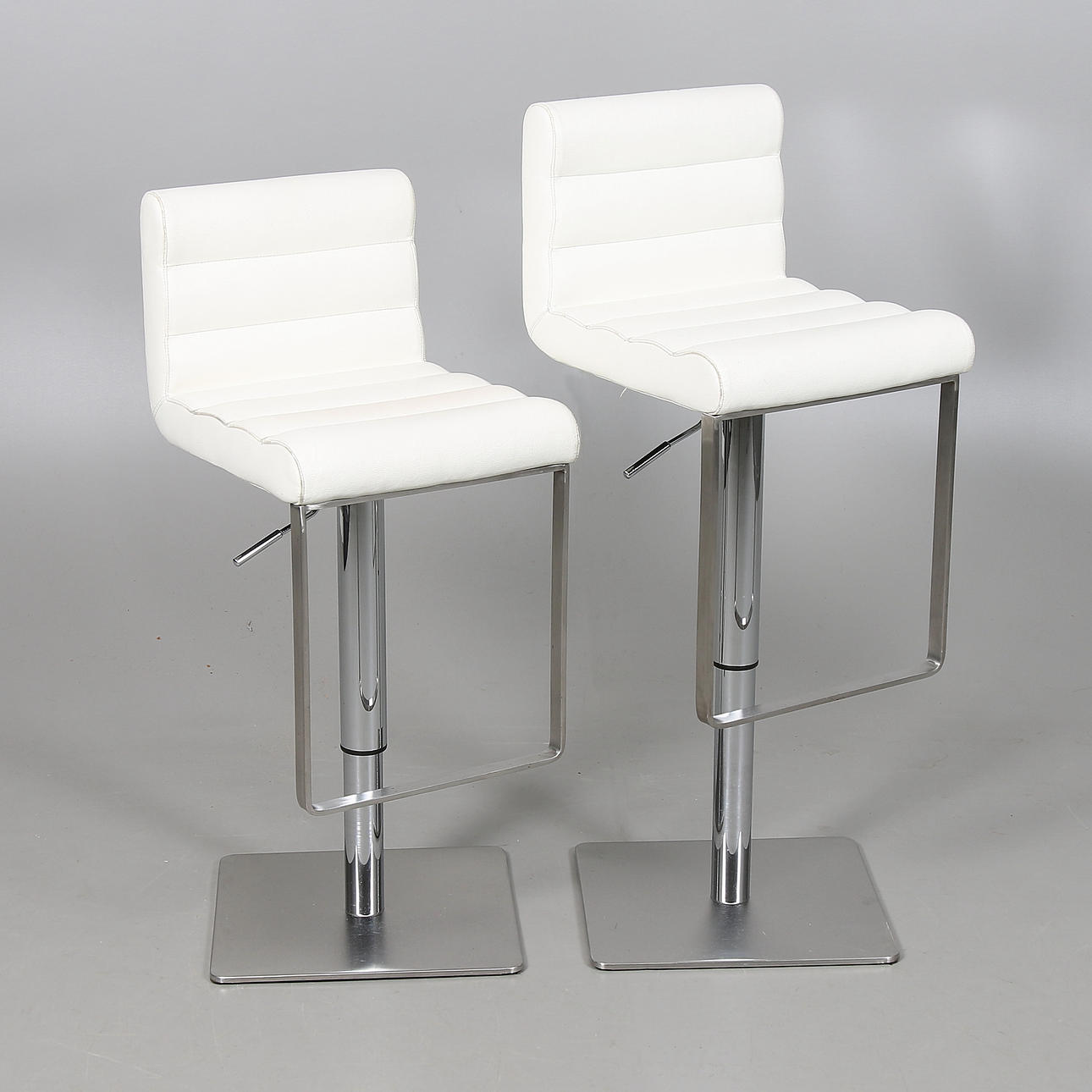 BARSTOLAR, läder och borstat stål, "Riva", Dan Form, 19/2000-tal.