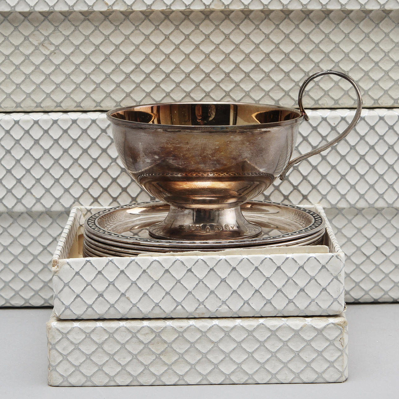 PUNSCHMUGGAR med FAT, 12 delar, silver, Guldsmedsaktiebolaget. Vikt ca 610g.