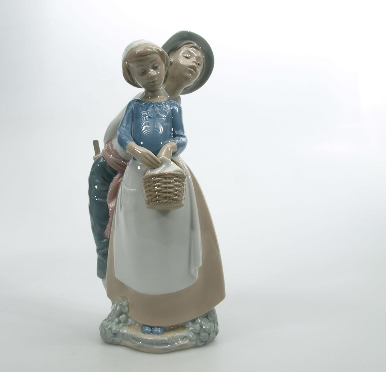 FIGURIN, porslin, Flicka och pojke med picnickorg, Nao.