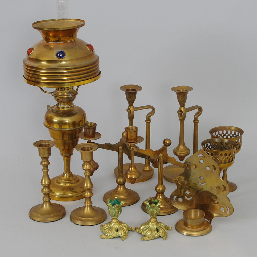 LJUSSTAKAR SAMT BORDSFOTOGENLAMPA, mässing.