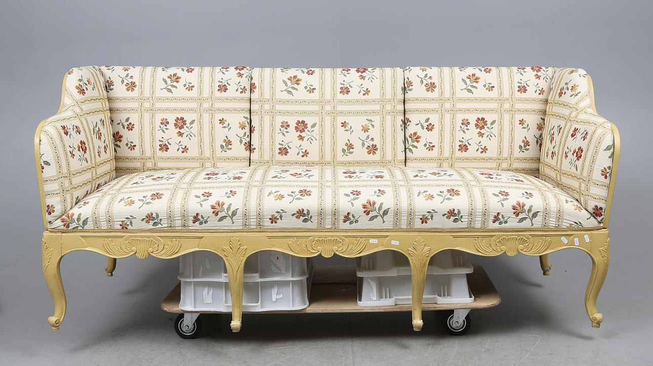 TRÅGSOFFA, rokokostil, 1900-talets första hälft.