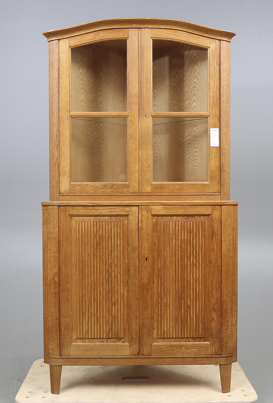 HÖRNSKÅP, "Herrgården" Komponerat av Carl Malmsten, Åfors möbelfabrik.