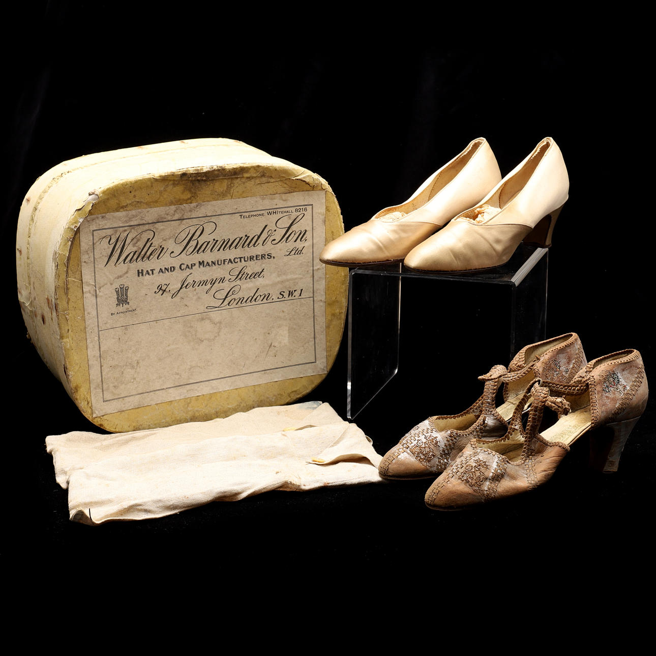 ZWEI PAAR KONVOLUT TANZSCHUHE.