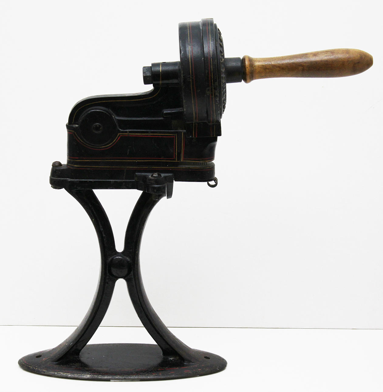 Hattmakarverktyg. Stans för invändig märkning. 1900-talets första del.