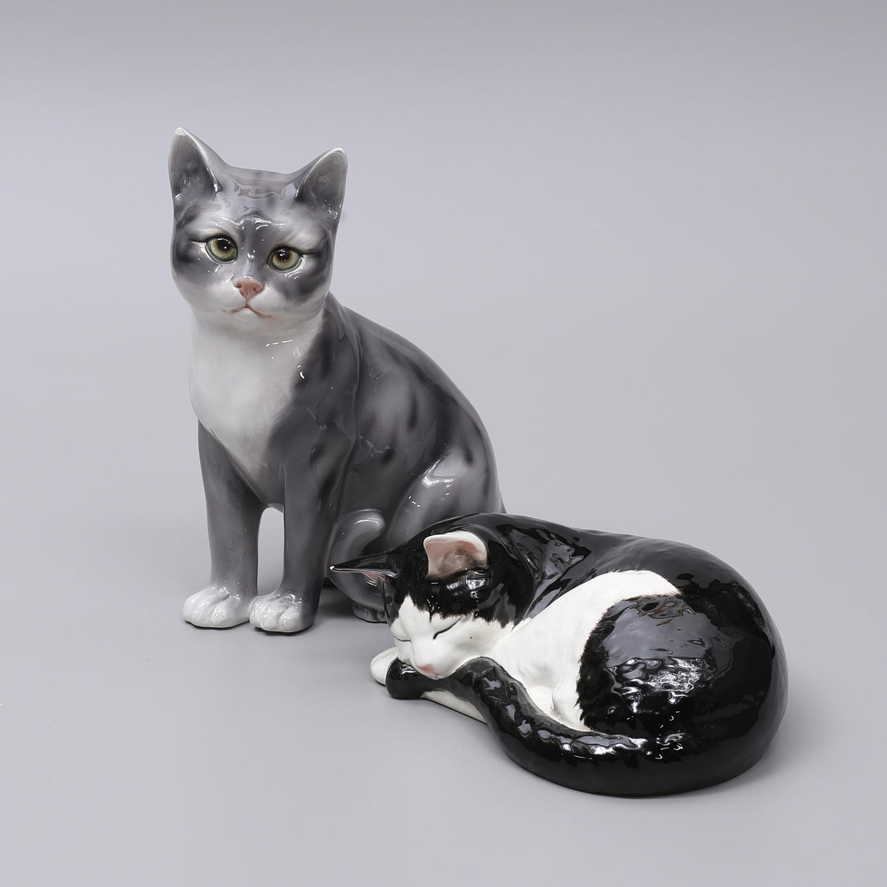 FIGURINER, katte, 2 stk, porcelæn.