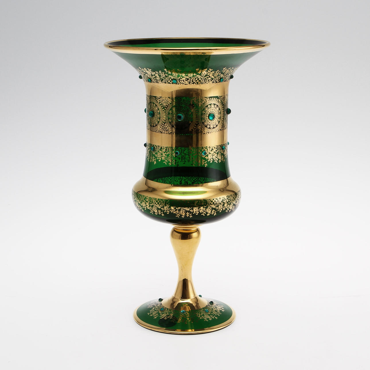 POKAL, glas med förgylld dekor och applicerade stenar. Troligen Tjeckien. 1900-tal.