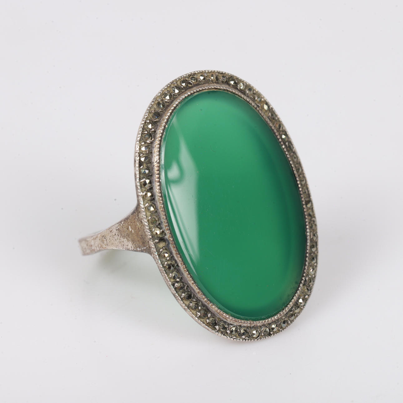 RING, Silber mit Markasit und flach geschliffenem grünem Stein, Mitte des 20. Jahrhunderts.