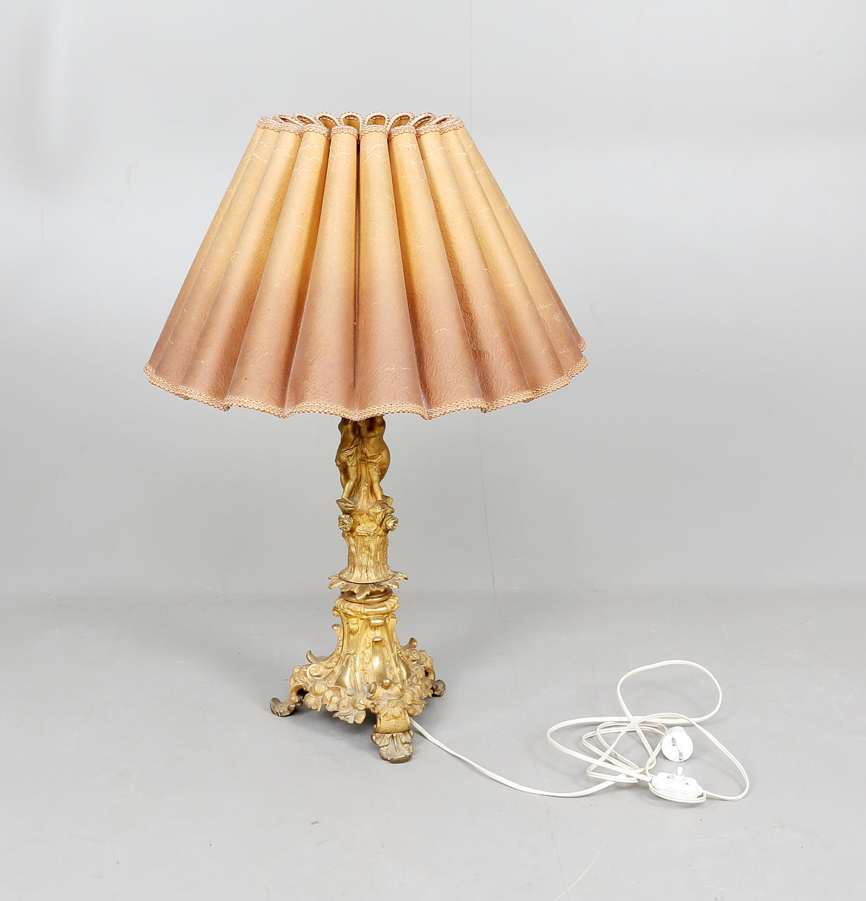 BORDSLAMPA, 18/1900-tal, mässing och brännförgylld.