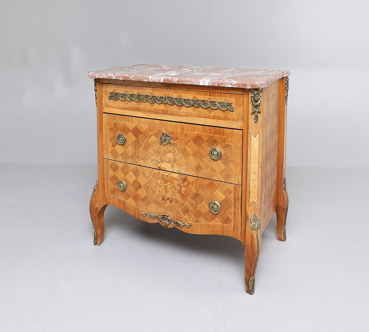 BYRÅ, Gustaviansk stil kopia efter Hultstén, 18/1900-tal.