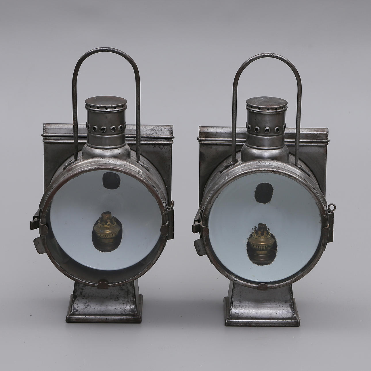 ZUGLICHT, 2 Stück, Glas/Metall, 1900er.