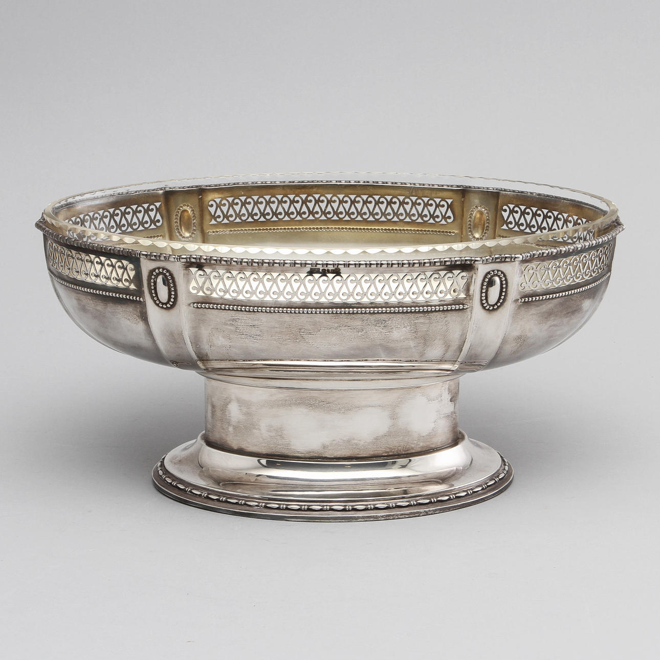 JARDINIÉRE, silver med glasinsats. Importstämpel, Göteborg 1918. Vikt 649 g. netto.