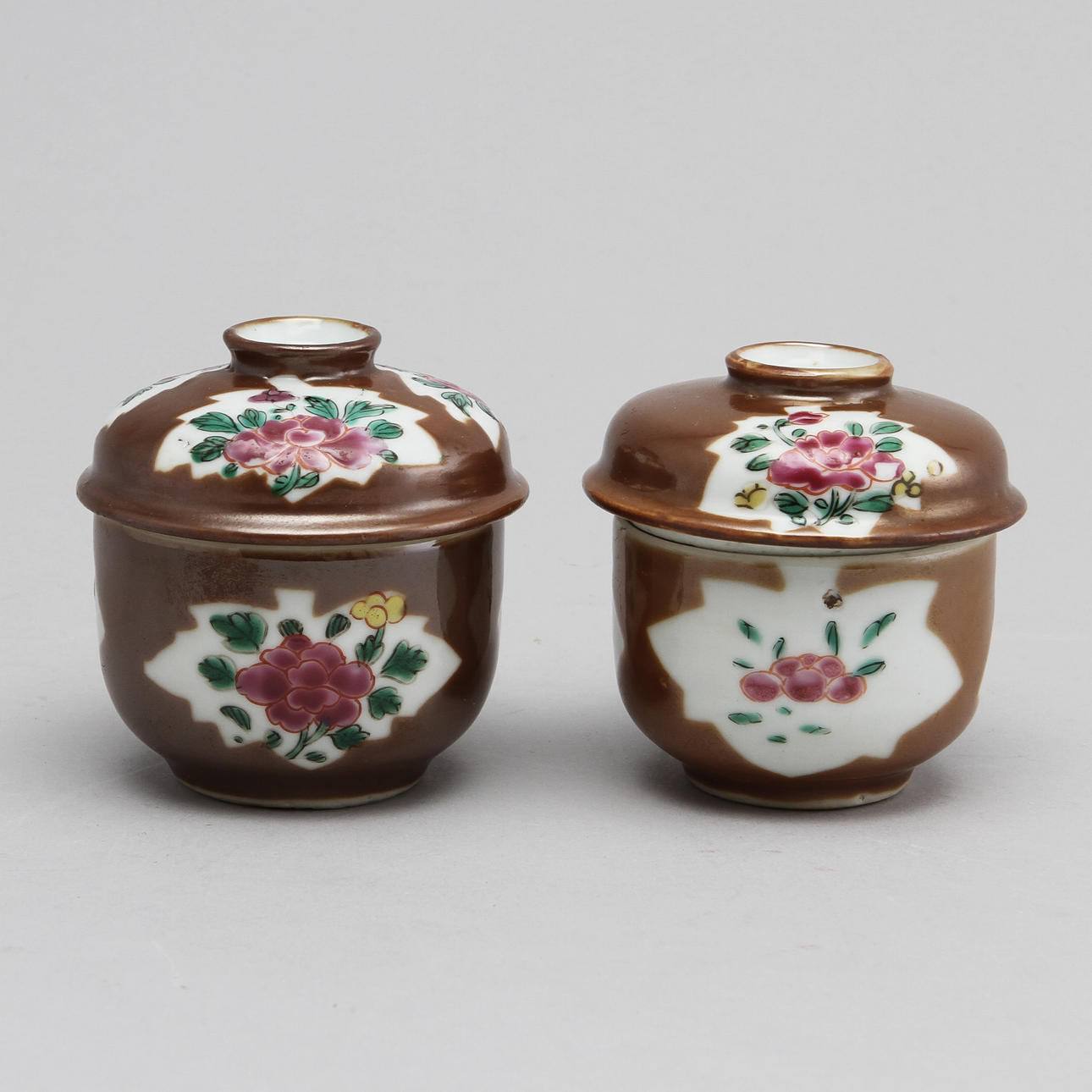 KOPPAR MED LOCK, 2 stycken. Kina, Qianlong (1736-95). Bataviagods.