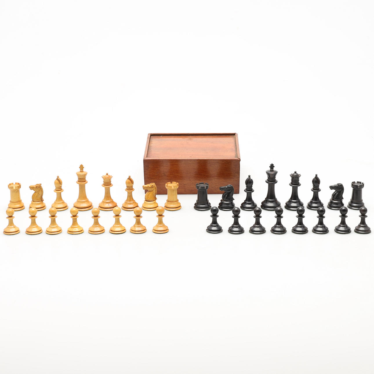 UN JUEGO DE AJEDREZ CON MODELO STAUNTON DE BOJ.