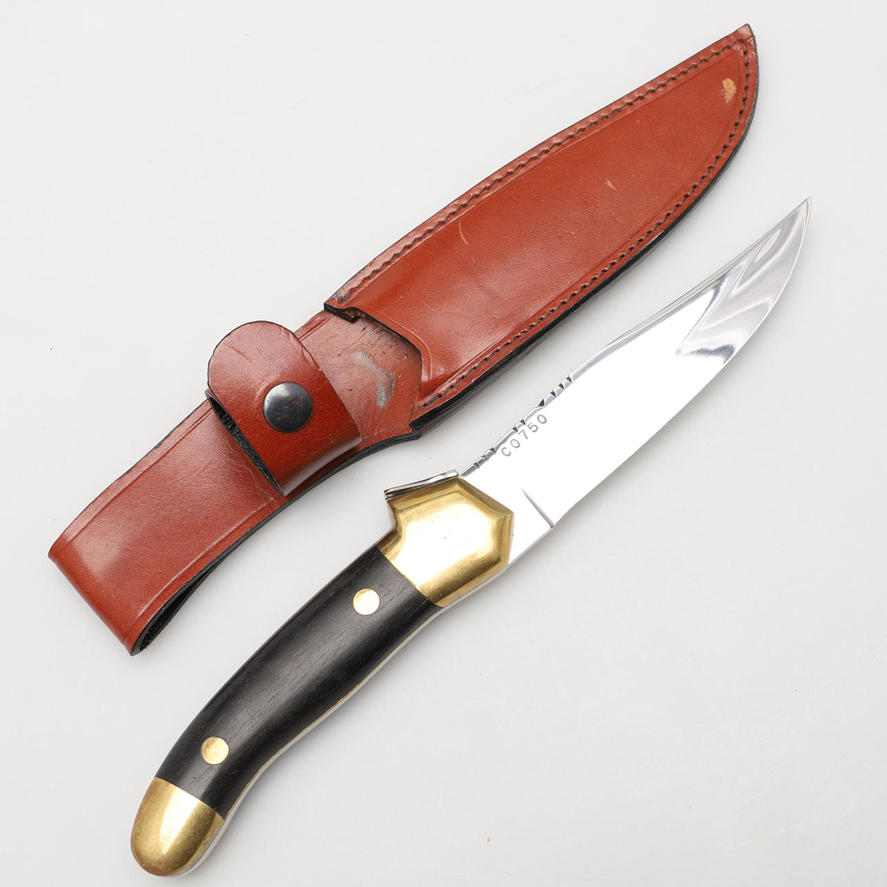 LAGUIOLE ROSSIGNOL. EIN JAGDMESSER IN EINER LEDERSCHEIDE.