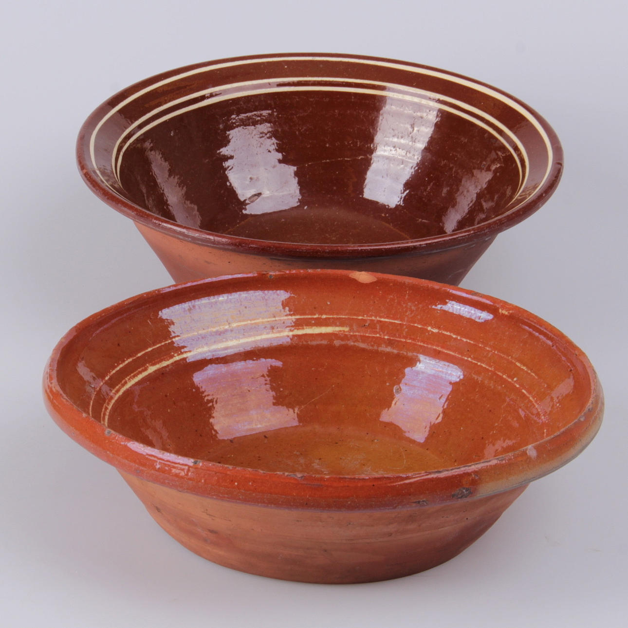 SPILLKUM/SKÅL, 2 st. laserat lergods, 1700/1800-tal.