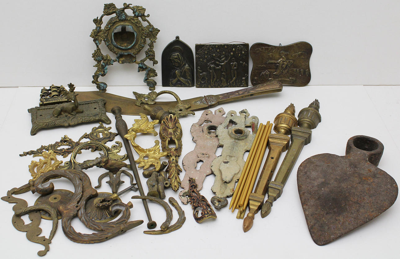 Parti metallföremål. Bl.a. äldre beslag och ornament.