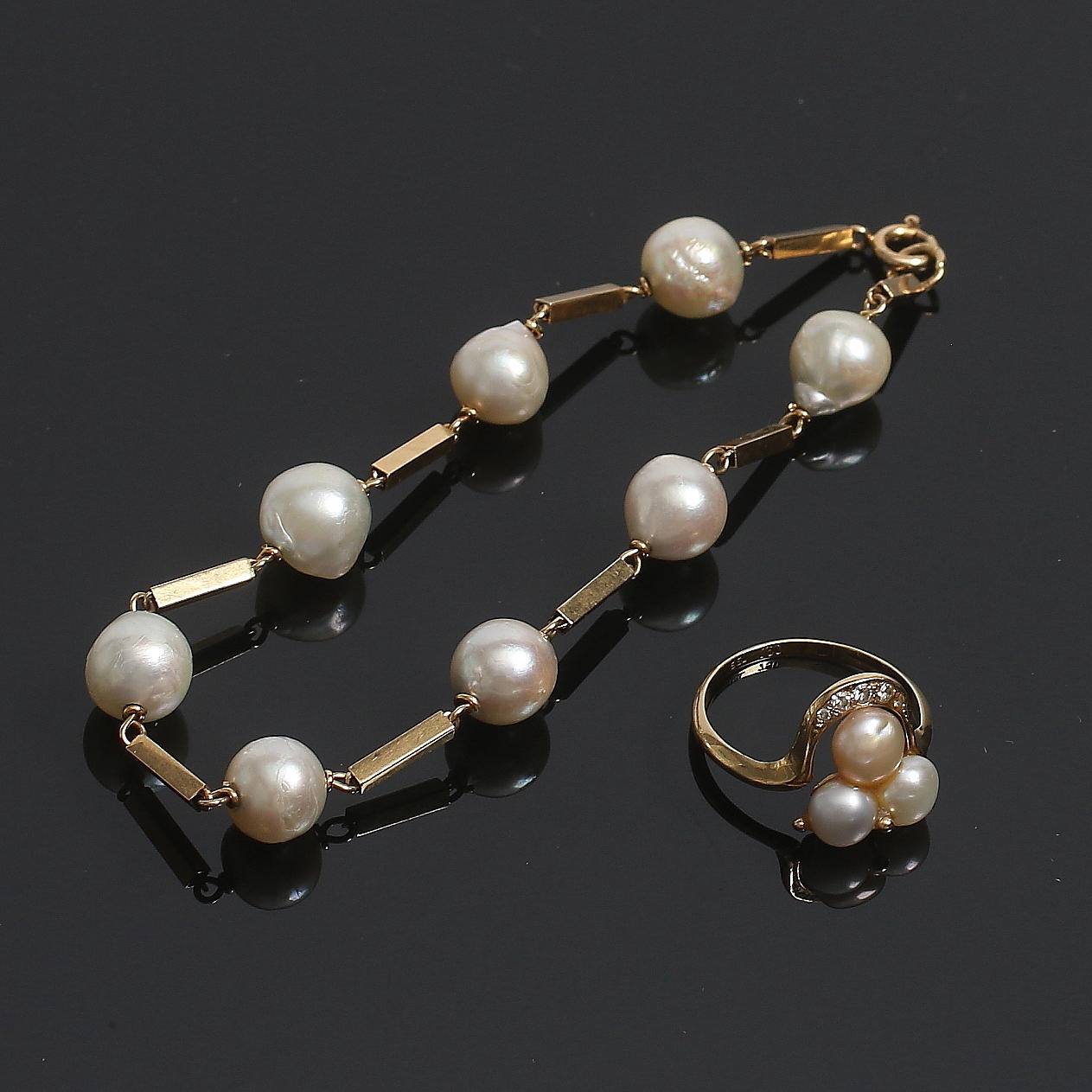 ARMBAND och RING, 18k guld, pärlor och ca. 0,04 ct diamanter, 1900-tal. Vikt 13 gram.