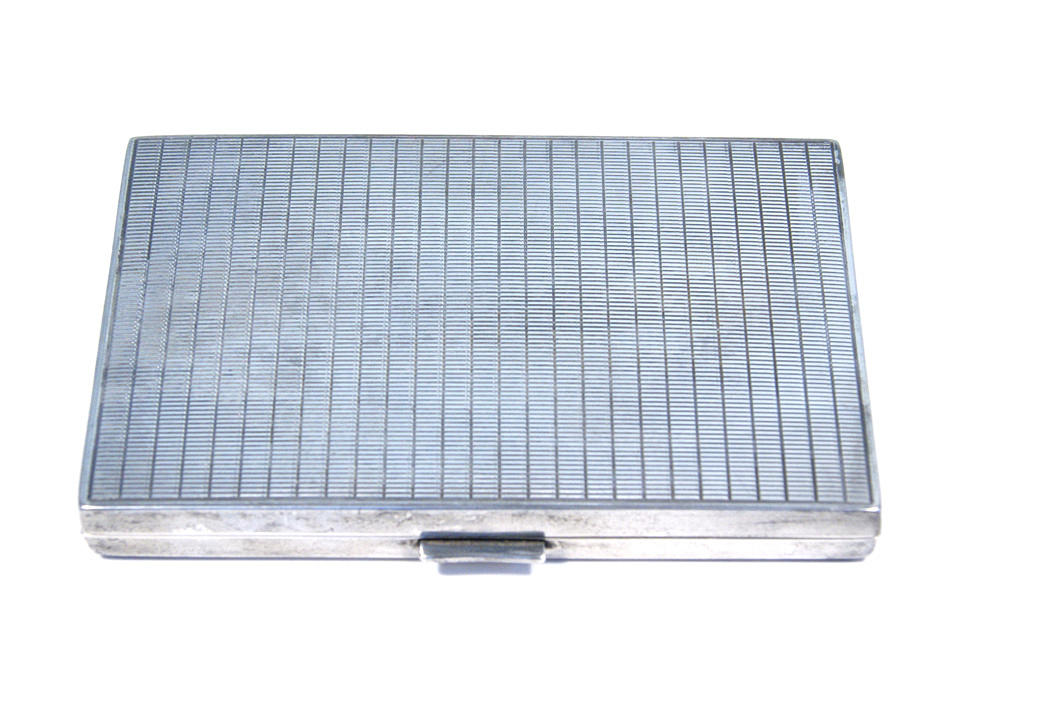 CIGARETTFODRAL. Silver, motorsvarv, förgylld insida. Förmodligen Tyskland, 2. 1900-talets första hälft. Vikt 122,63 g.