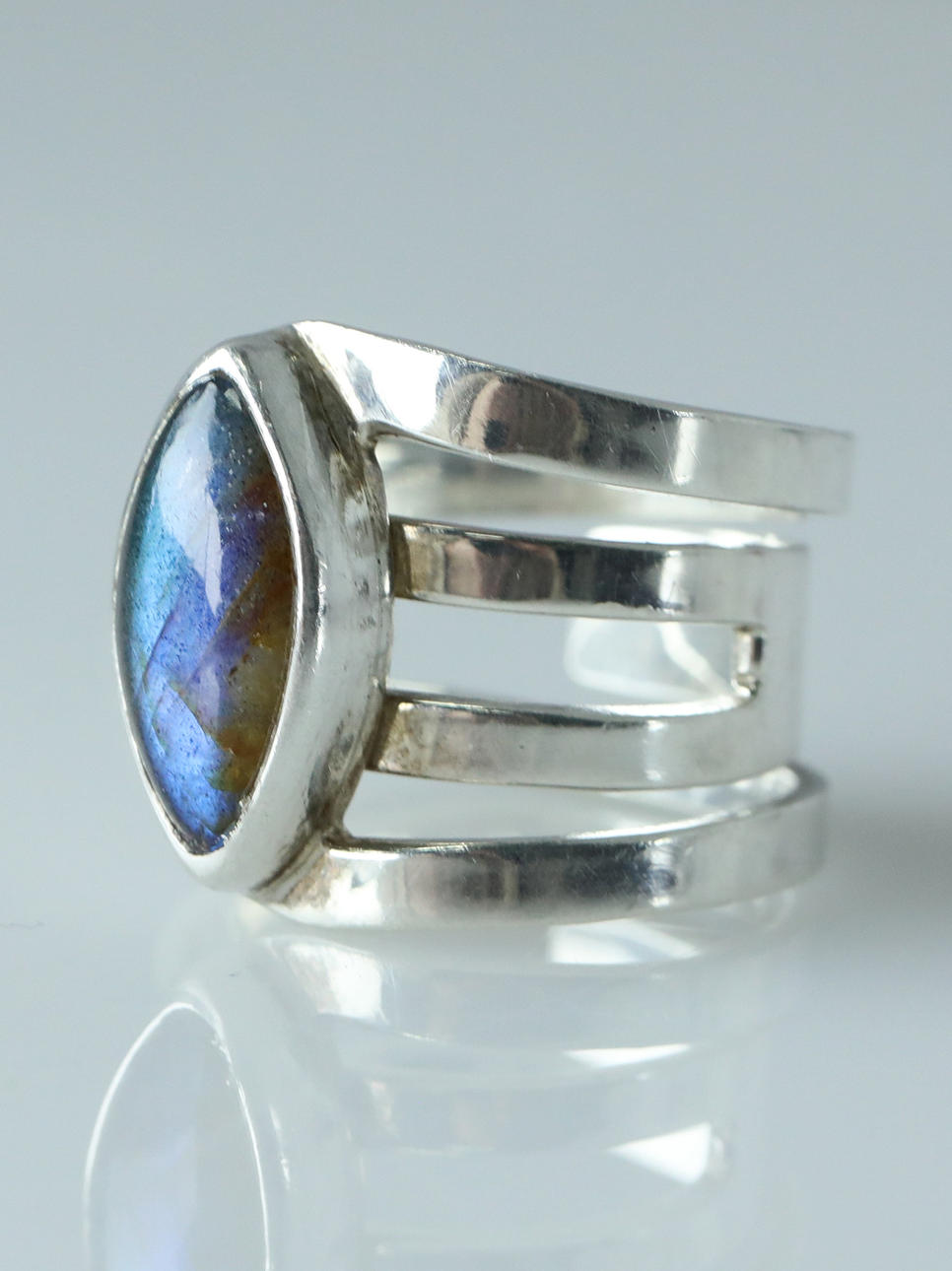 ANNA MARIA ÖBERG. Ring, sølv, spectrolite.