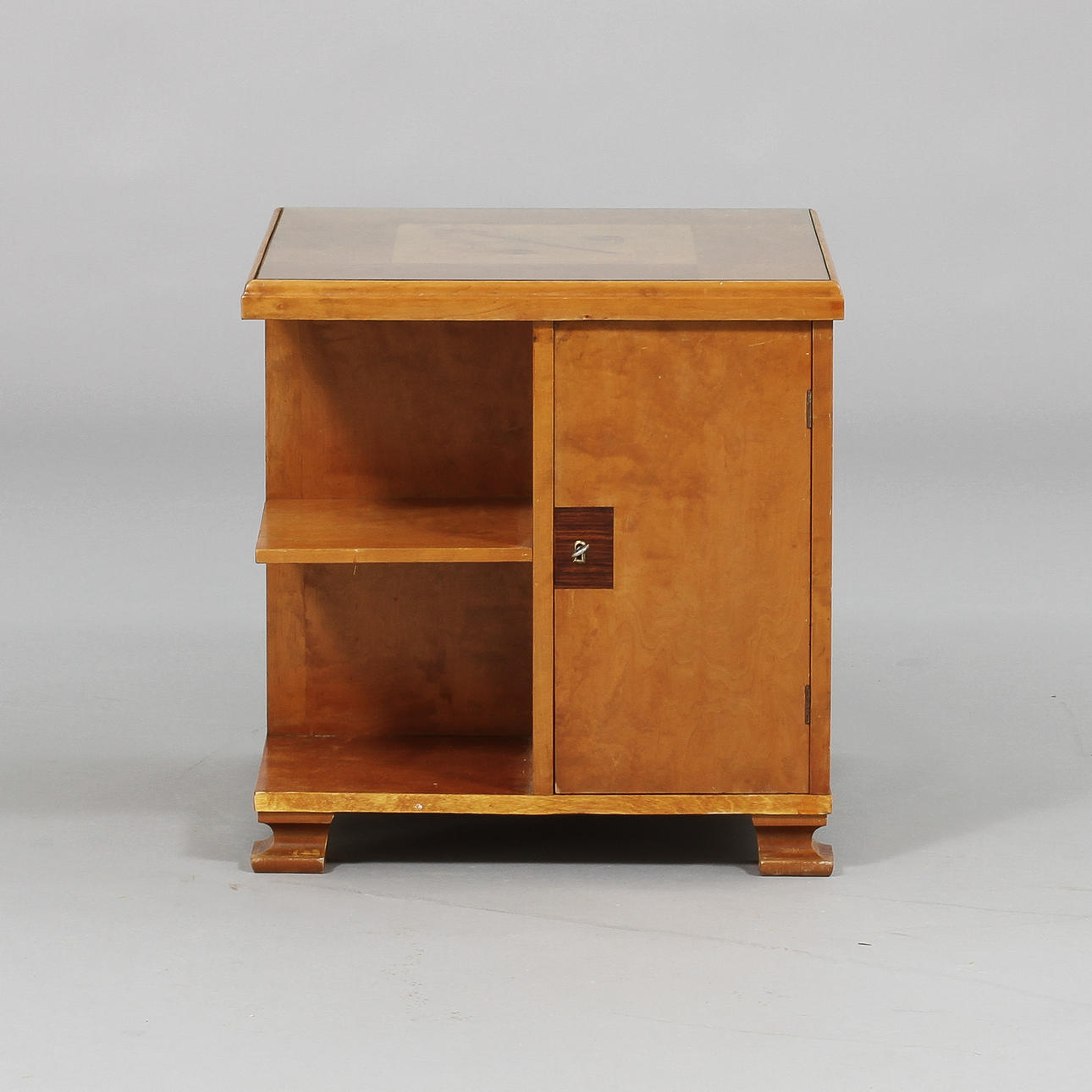 RÖKBORD, 1930-tal. Björk med inläggningar. Glasskiva.