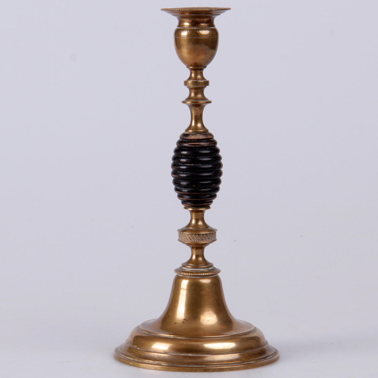 LJUSSTAKE, mässing och svärtat trä, Skultuna, omkring 1900.