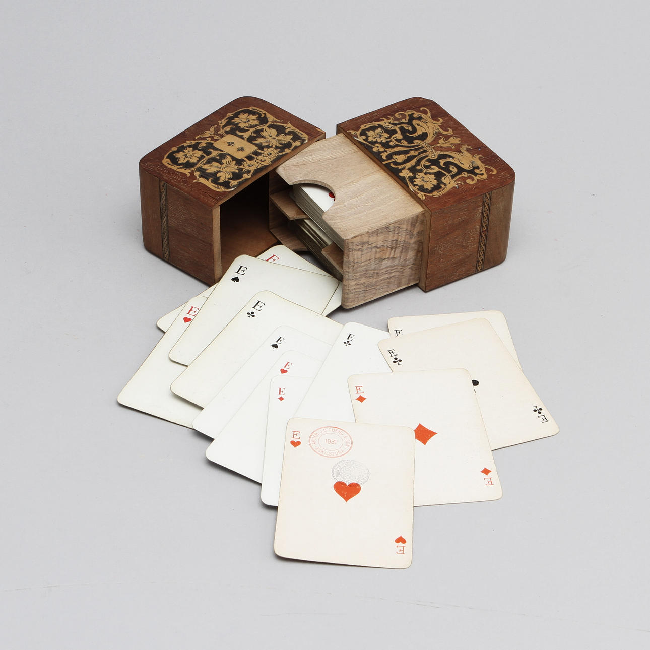 ASK för spelkort. 1900-talets första hälft. Dekor av inläggningar.