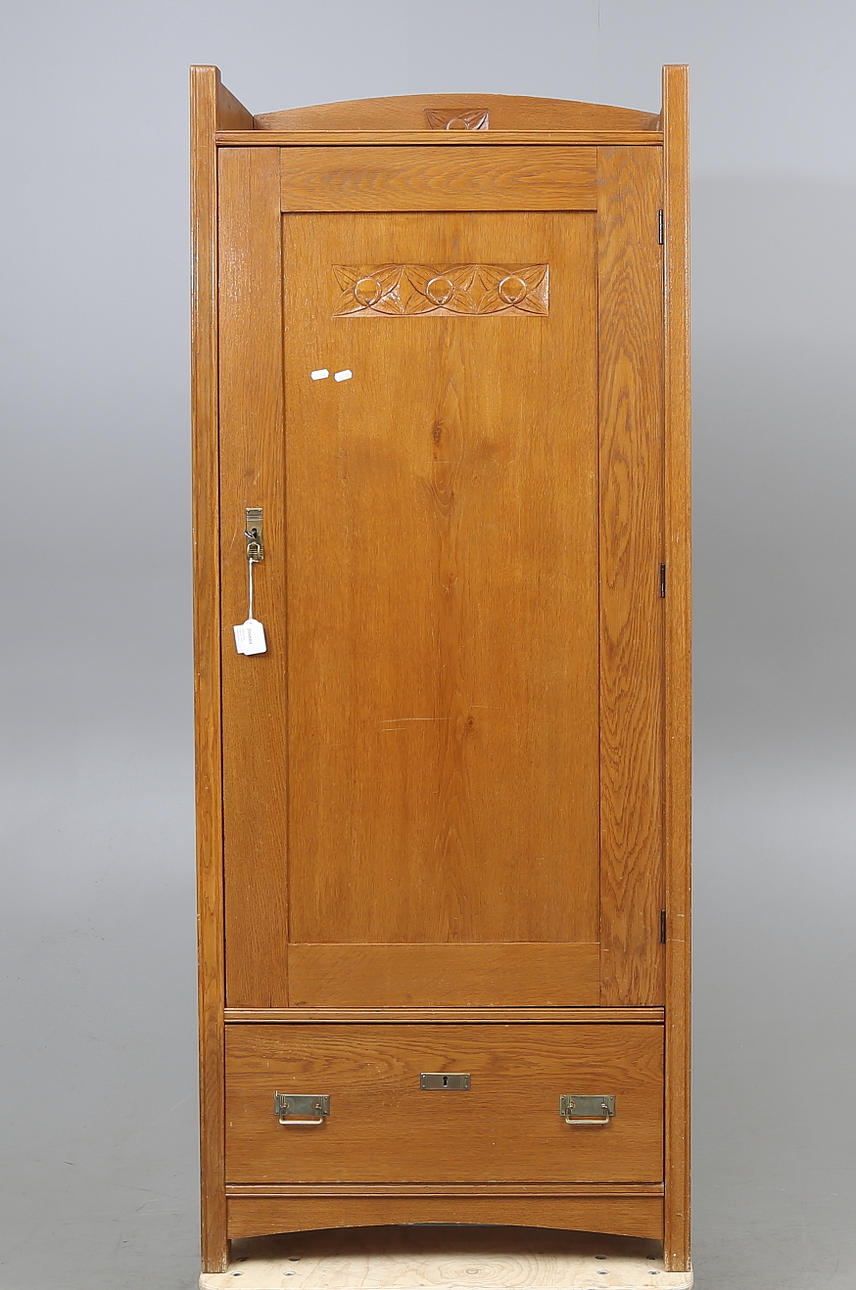 LINNESKÅP, jugend, 1900-talets första kvartal.