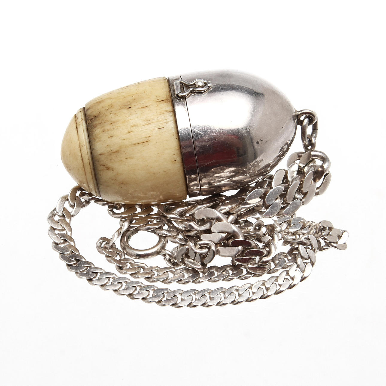 LUKTDOSA på pansarlänk, silver och horn. Vikt 62,1g.