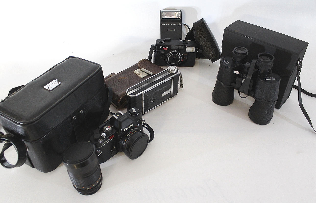 KAMEROR, parti, 3 kameror, en kikare.