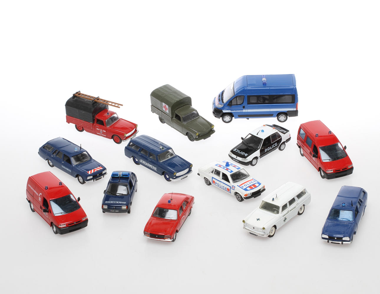 MODELLBILAR PEUGEOT olika tillverkare cirka 13 stycken utryckningsfordon.