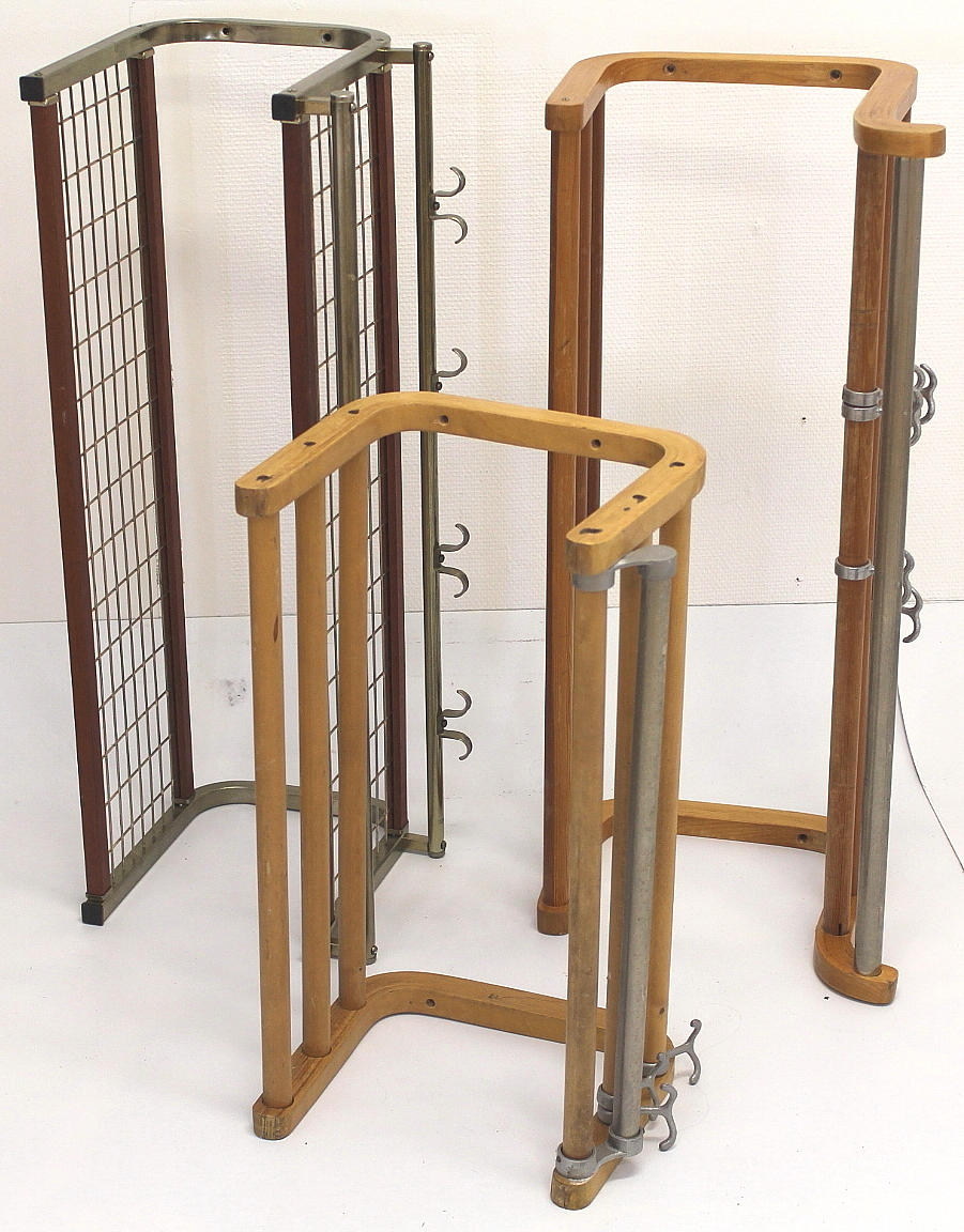 HATTHYLLOR 3 st, 2 st av trä, 1 st av metall och teak.