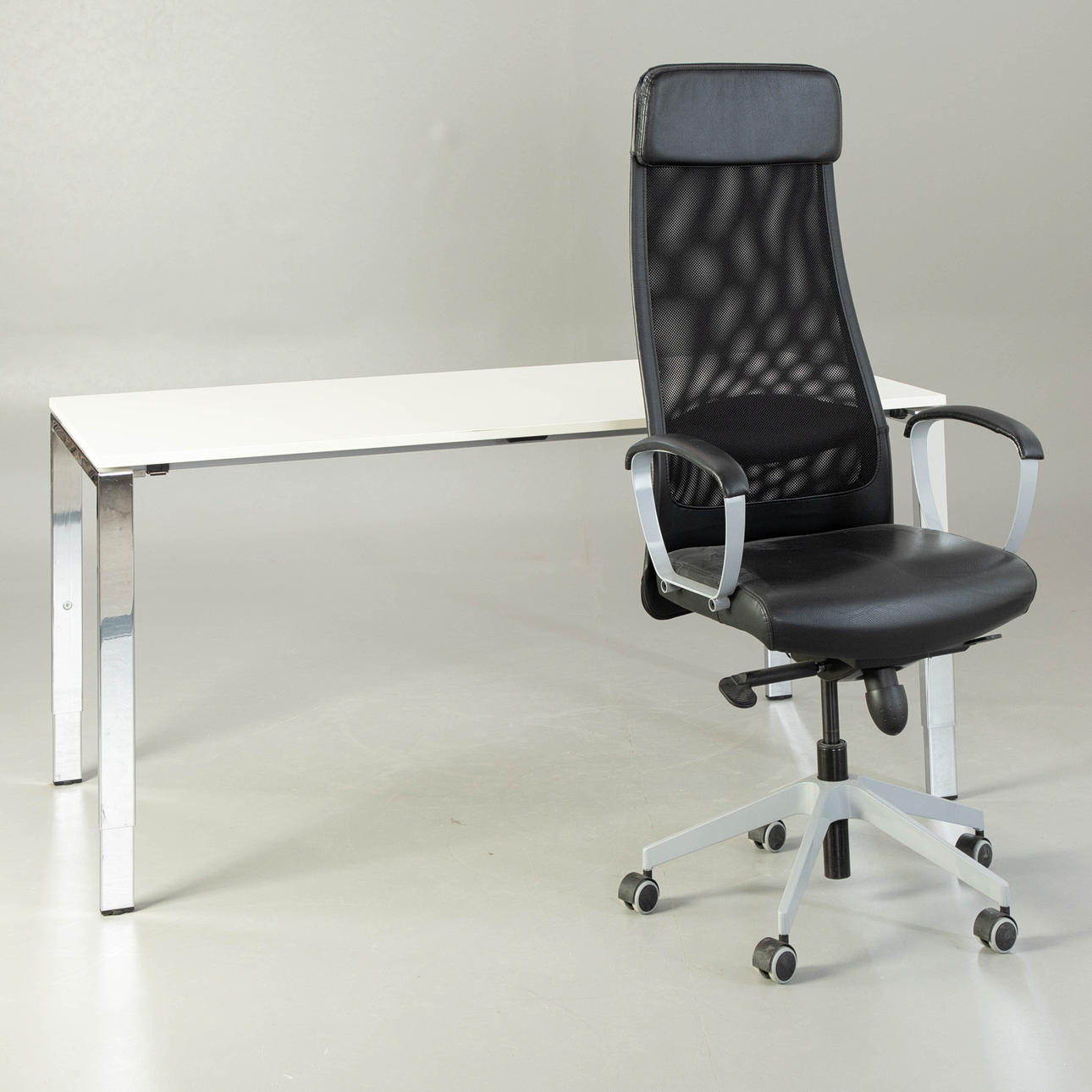 BENE. skrivbord och IKEA kontorsstol.