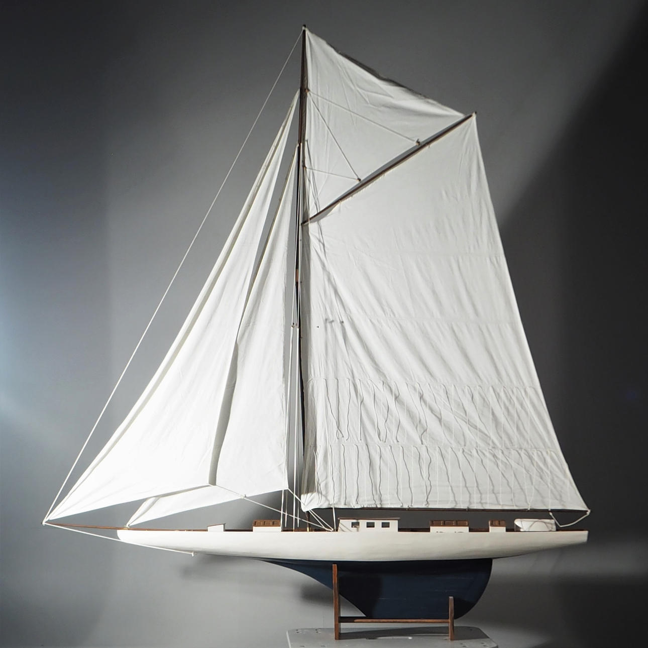 SEGELBÅTSMODELL, 220 x 240 cm.