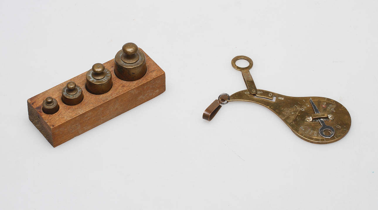 HANDBREVVÅG, mässing, och MÄSSINGSVIKTER, 4 st.