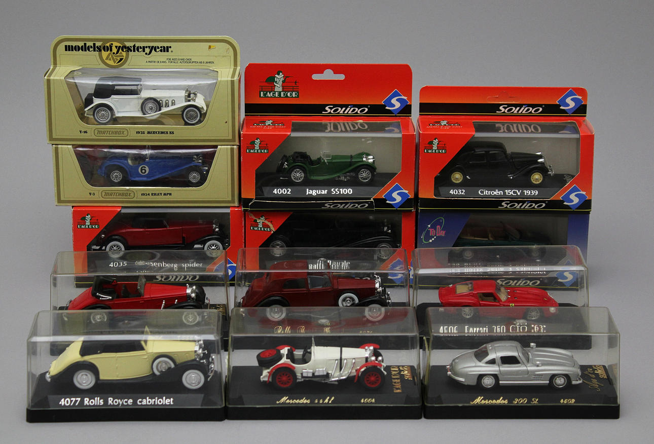 Samlarbilar (13), metall och plast, skala 1:43. Solido och Matchbox.