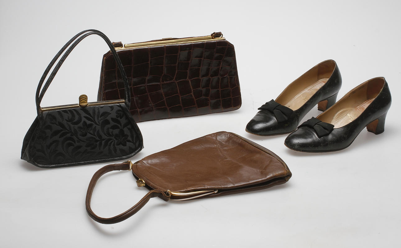 HANDVÄSKOR, 3 st samt DAMSKOR, Studio Caverna, Italien.