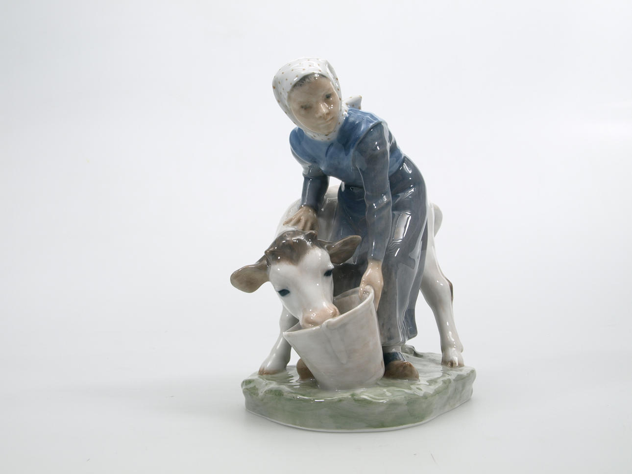 FIGURIN, porslin, Bondflicka med ko, Kunglig Dansk.