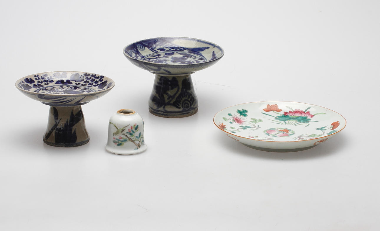 OSTINDISKA FÖREMÅL, 4 delar, keramik, 1800-1900-tal.