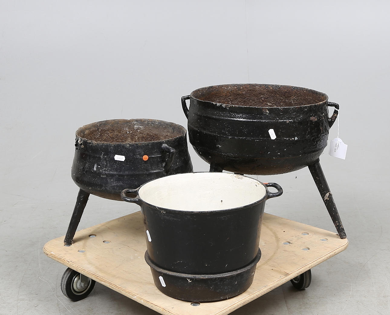 TRIPODER, 2 st, samt GRYTA, järn.