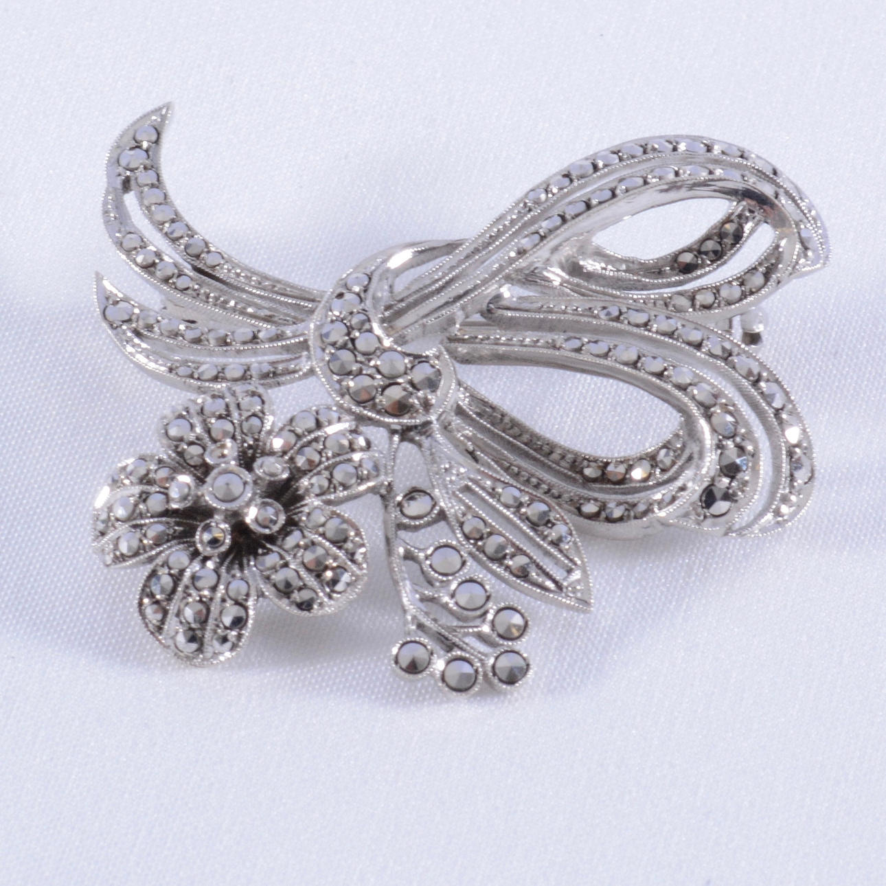 BROSCHE, Silber mit Markasit.